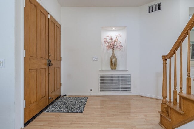 1011 S Mountcrest Ct