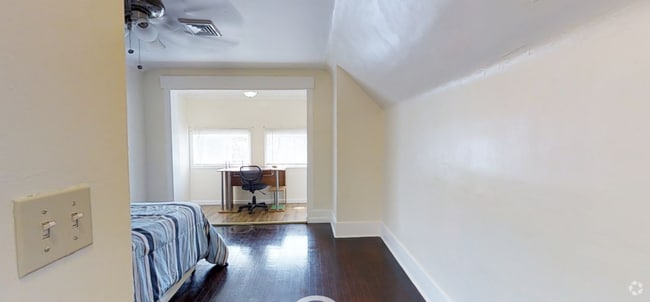 Building Photo - 2319 E Genesee St Rental