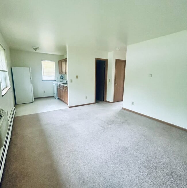 Available now! 2 bedroom, 1 bath apartment... - Available now! 2 bedroom, 1 bath apartment... Unit 3