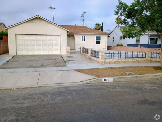 Building Photo - Arleta 3+2 w/walk-in closet, backyard + 2 ... Rental