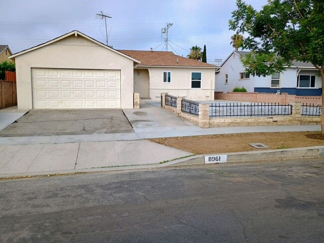 Arleta 3+2 w/walk-in closet, backyard + 2 ... - Arleta 3+2 w/walk-in closet, backyard + 2 ... Casa