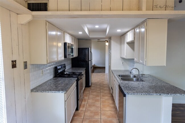 Building Photo - 3101 Raintree Dr