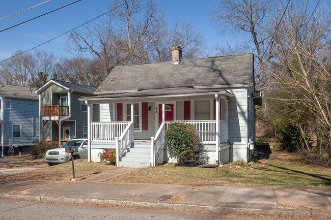 Photo - Spacious 3bd/2ba Bungelow w/ Rear Deck and Large Backyard!