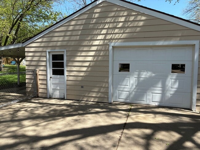 Photo - 3 bedroom 1 bathroom house for rent