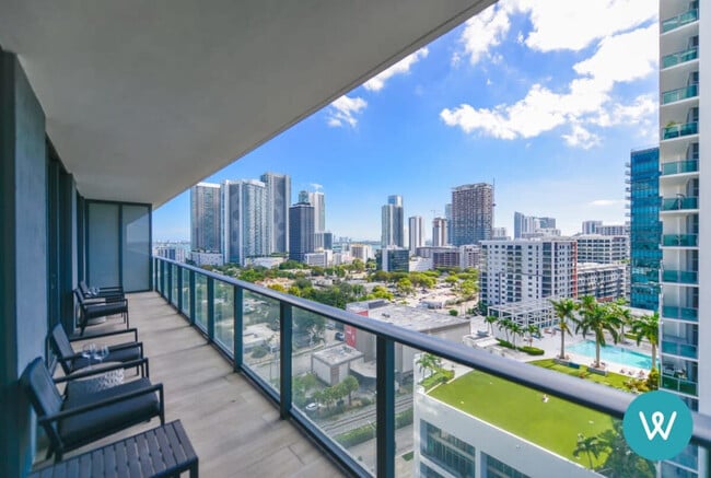 Photo - 121 NE 34th St Unidad FL15-ID1022484P