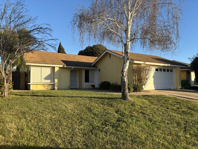 Building Photo - 3 Bedroom 2 Bath Home Available Soon!