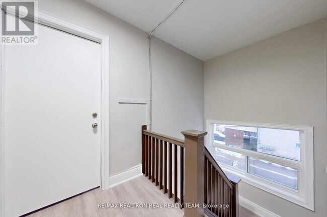 Photo - 195 Balmoral Ave N Unit B3