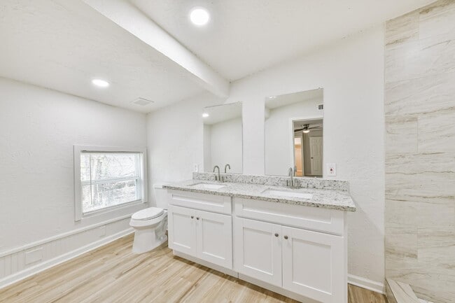 Photo - 706 Azalea St