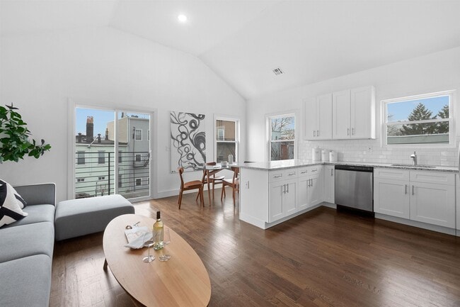 Photo - 111 Charles St Unidad 2