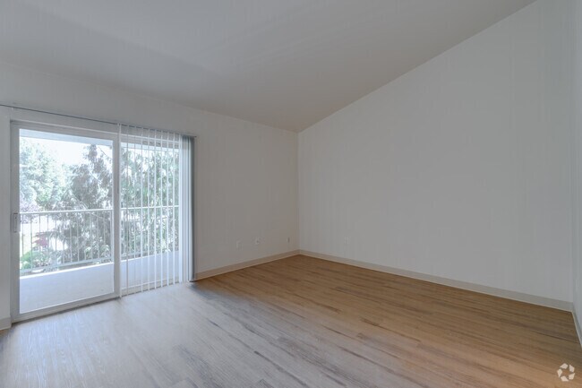 2BR, 1BA - 961SF - Living Room