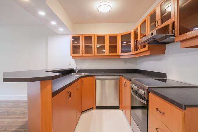 Building Photo - 3545 Cote-des-Neiges Road Unit 122