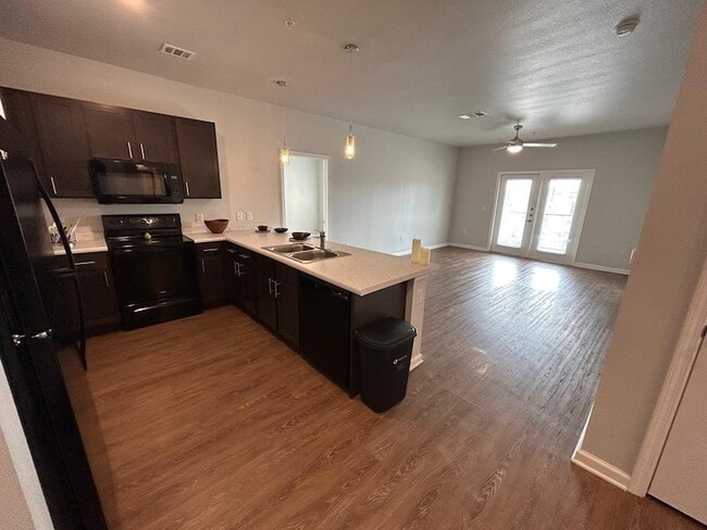 Building Photo - 2136 W 34th St Unit 131