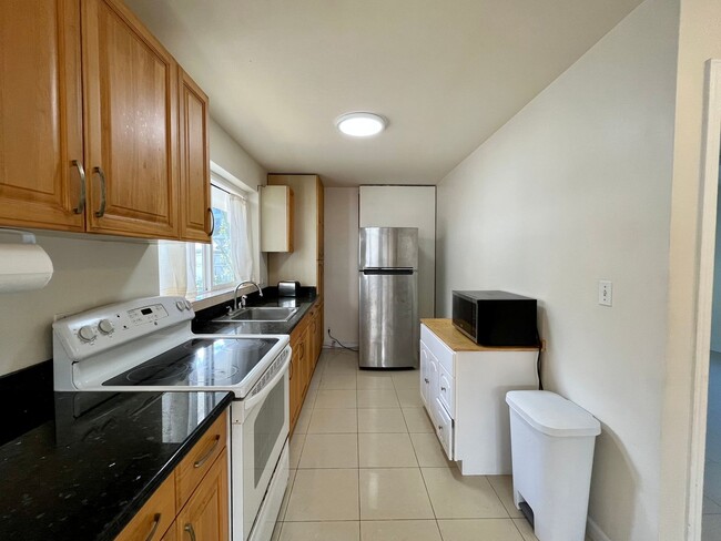 Liliha: 2 Bed, 1 Bath Duplex Unit, Utiliti... - Liliha: 2 Bed, 1 Bath Duplex House Unit, Utiliti...