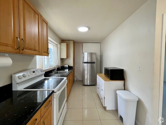 Building Photo - Liliha: 2 Bed, 1 Bath Duplex Unit, Utiliti... Rental