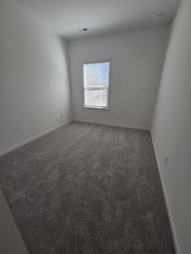 Bed R - 3021 Rexton Ln