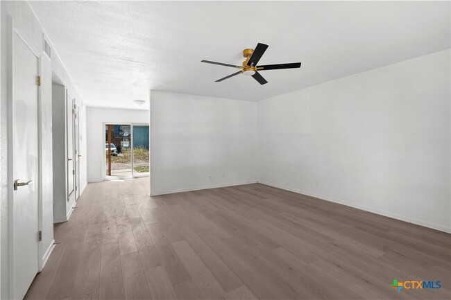 Photo - 2213 B Valley Forge Ave Unidad B