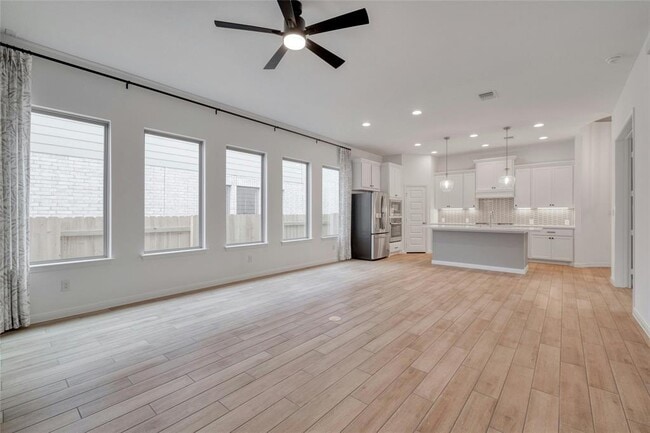 Photo - 305 Langhorne Bnd