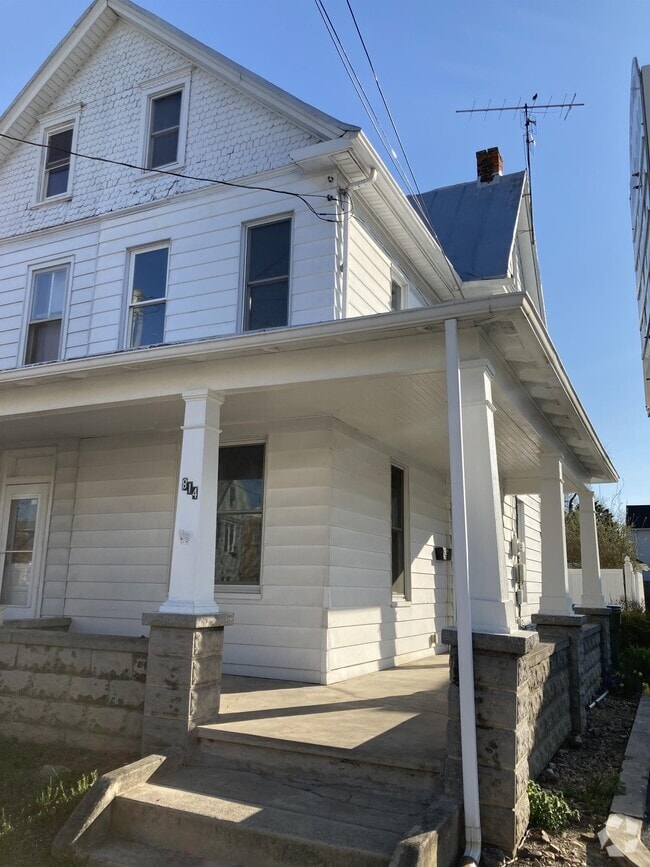 Building Photo - 814 Bridge St Rental
