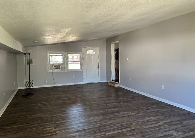 Photo - 852 Deborah St