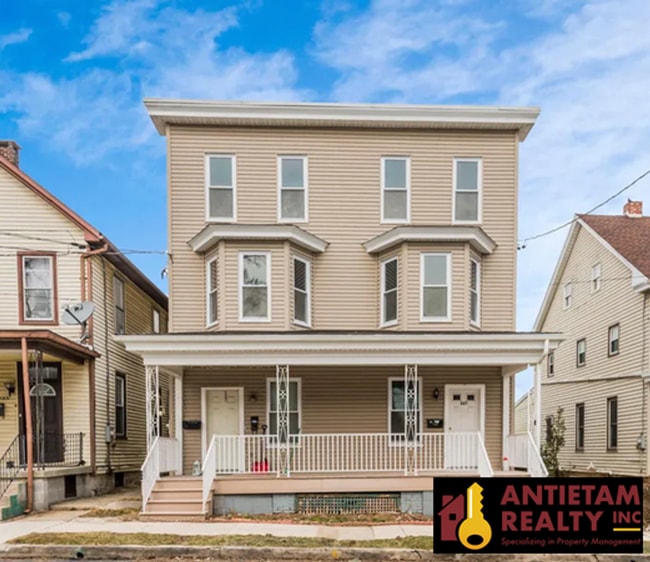 Building Photo - 327-329 W. King Street Unit Apt. 2