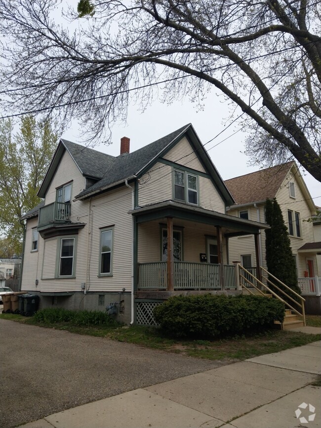 Building Photo - 822 E Dayton St Unit 2 Rental