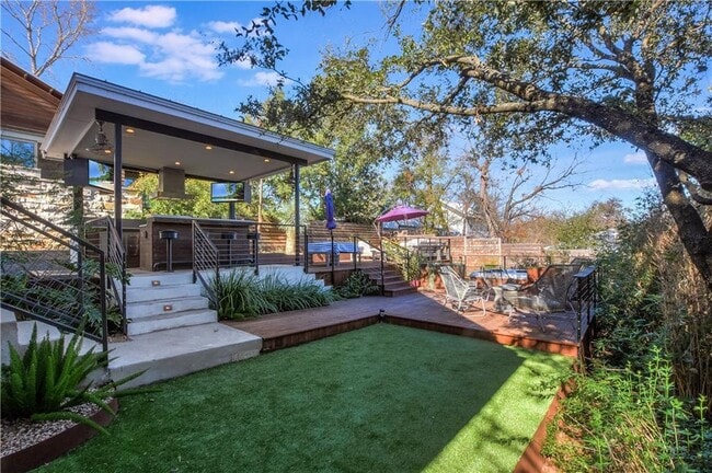 Building Photo - 1802 W 10th St