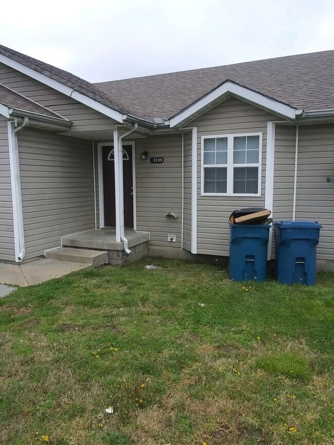 Photo - 3 Bedroom 2 Bath Duplex.  1 Car garage.  Maintenance Free We Mow!