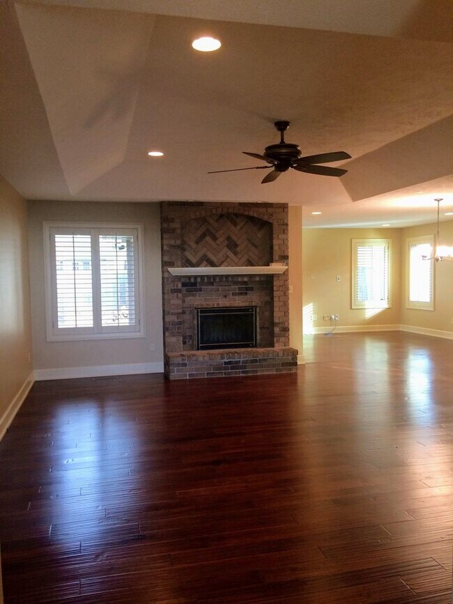 Photo - Executive Rental - Kickapoo Schools - Comi...