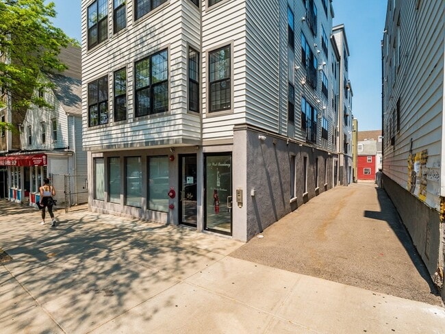 Photo - 350 WEST BROADWAY