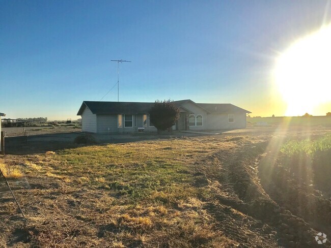 Building Photo - (EASY COMMUTE).  Beautiful Country Home!!