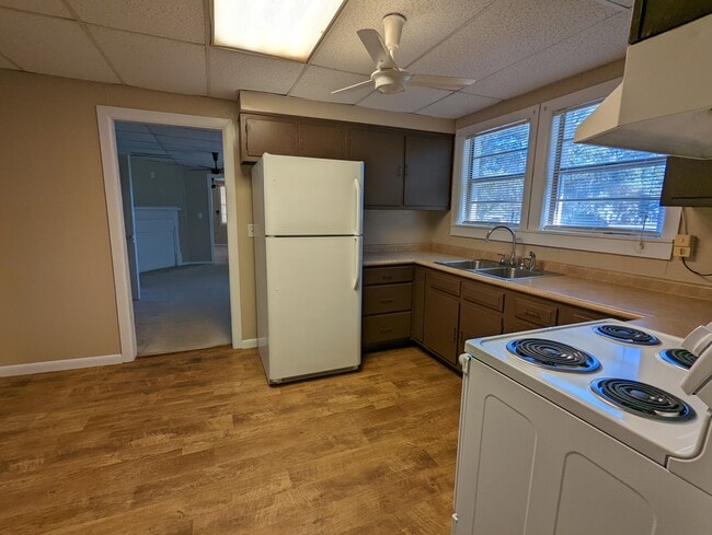 Kitchen photo #1 - 804 N Maple St