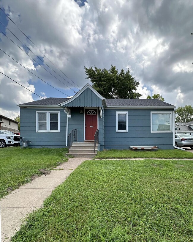 Building Photo - 4 Bed 2 Bath with AC close to UWEC! Rental
