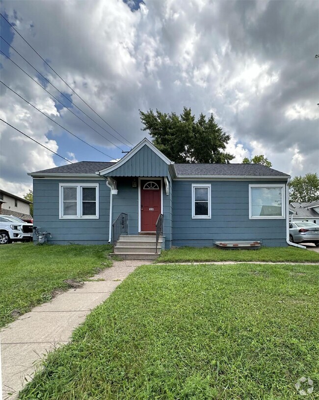 Building Photo - Great 4 Bed 2 Bath with AC close to UWEC! ... Rental