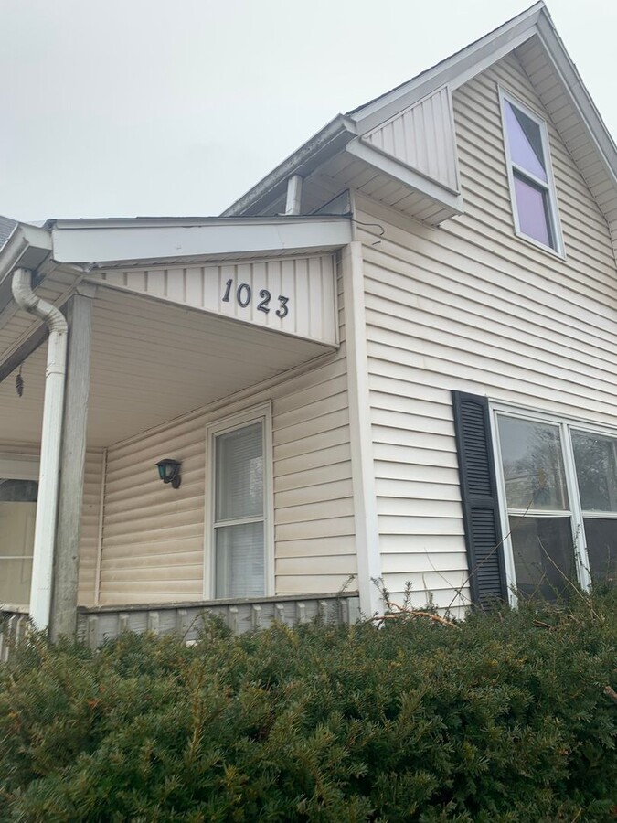 3 BR House, entire 2nd floor 1 huge bedroom! - 3 BR House, entire 2nd floor 1 huge bedroom!