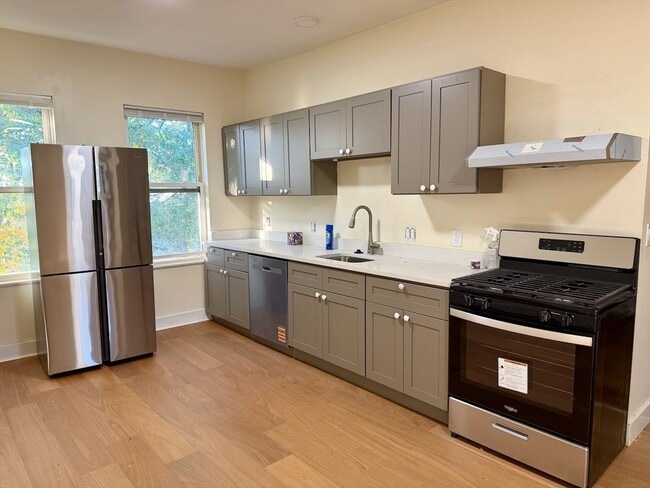 Building Photo - 29 Astoria St Unit 2