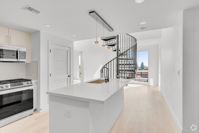 2BR, 2BA - 987 SF