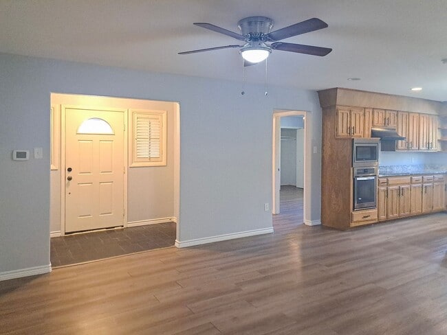 Building Photo - 4 Bedroom / 2 Bath / 2 Car Garage