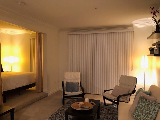 Building Photo - Meridian Fully Furnished Studio Condo - Resort Style Living. Utilities & Cable services Not Inclu... Unit 228