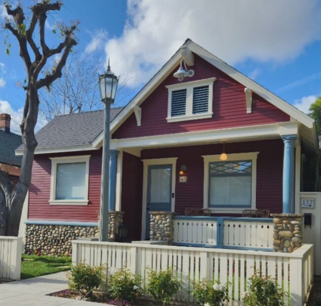 Photo - 145 E Palmyra Ave Apartamentos Unidad The Lil Red Cottage