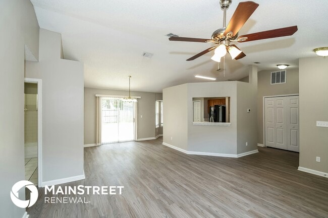 Photo - 2428 Justin Rd E