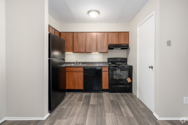 2BR, 1BA - 844SF - Kitchen