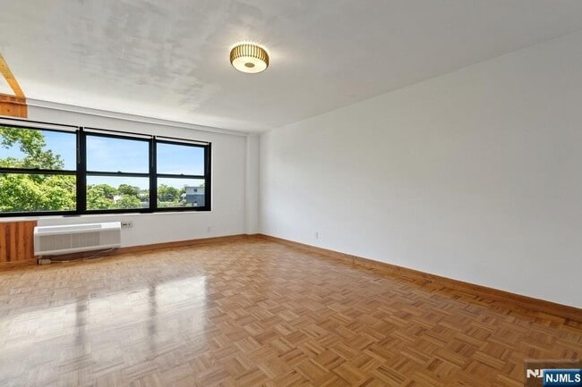 Photo - 2352 Linwood Ave Unidad #4D