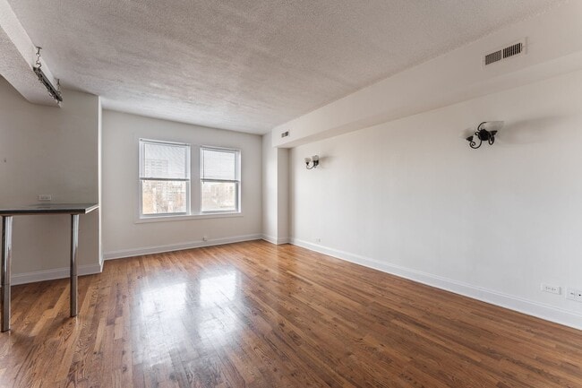 Photo - Sheridan Park / Uptown - 2 Bed / 2 Bath - Steps to Beach Unit 841-3A