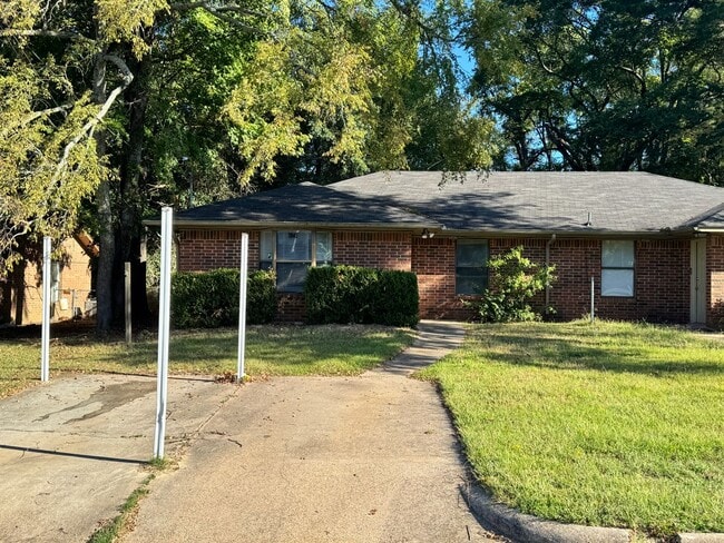 Building Photo - 10802 Kiamichi Dr
