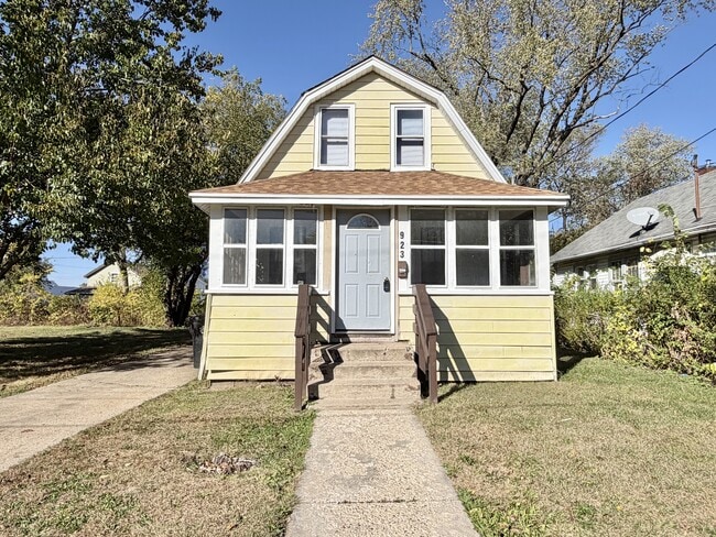 Photo - 923 Randall St