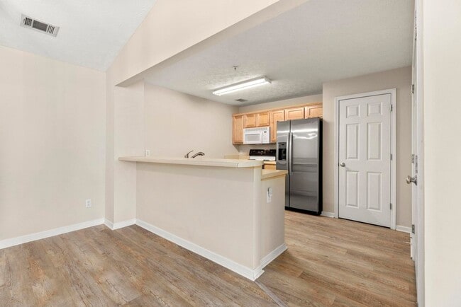 Building Photo - 2 Bedroom 2 Bath Condo on Donahue Dr Unit 2-204