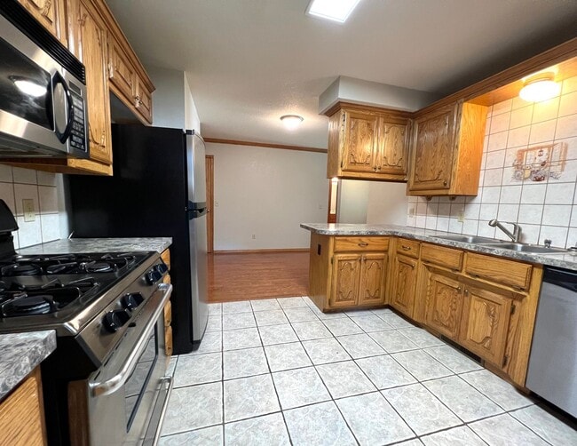 Photo - NW Norman 4-3-2 Executive Lease Home!