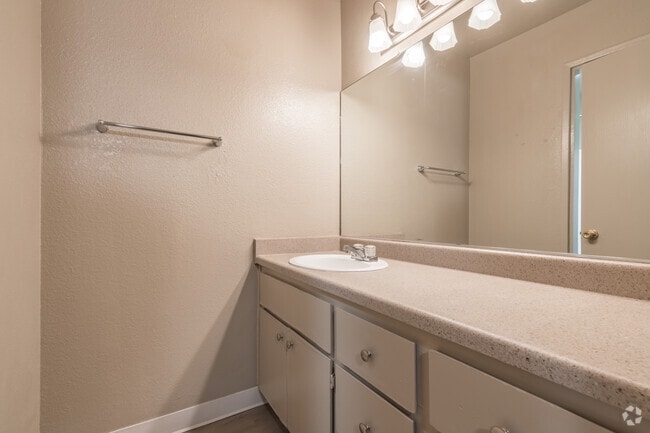 2BR, 1BA - 875SF - Bathroom - The Meridian