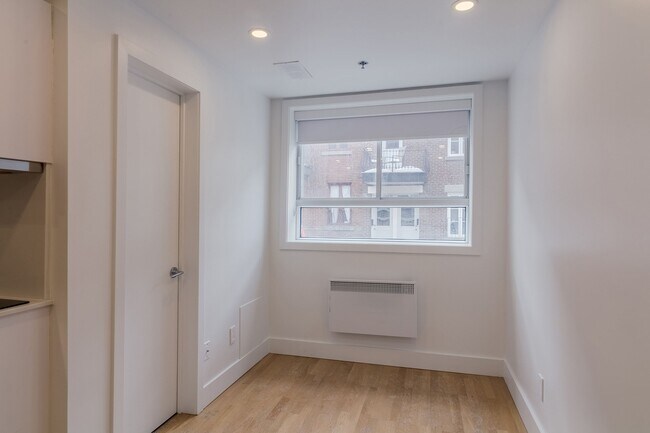 Photo - 25 Av des Pins O Unit 214