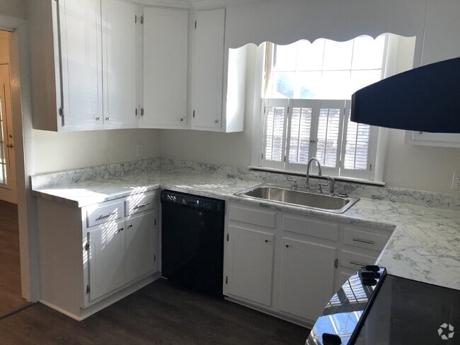 Building Photo - 3BD 1.5 BA HOUSE with Bonus Room  AVAILABL...